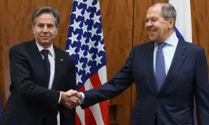 El secretario de Estado estadounidense, Antony Blinken y su homólogo ruso, Seguéi Lavrov, durante un encuentro previo al inicio de la guerra de Ucrania en Suiza, a 21 de enero de 2022.