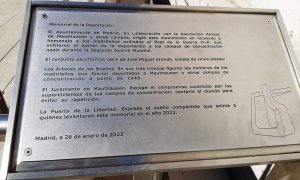 Piden al alcalde Almeida que cambie la placa del monumento a la deportación