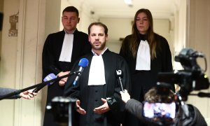 El abogado de Marc Tarabella, Maxim Troller, habla con la prensa al final de la audiencia en el Palacio de Justicia de Bruselas, a 28 de febrero de 2023