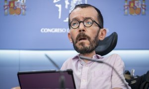 El portavoz de Unidas Podemos en el Congreso, Pablo Echenique, durante una rueda de prensa en Madrid, a 28 de febrero de 2023.