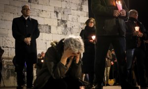 Imagen de la vigilia celebrada frente al Monasterio de San Jerónimo (Lisboa) por las víctimas de abusos sexuales de la Iglesia en Portugal.