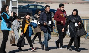 Llegada de ochenta y nueve refugiados sirios afectados por el terremoto que afectó a Turquía, procedentes de distintas zonas de ese país, que han aterrizado este sábado en la base aérea de Torrejón de Ardoz (Madrid) para ser acogidos por España. EFE/ Fern