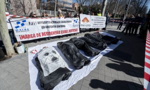 04/03/2023. Varias personas en una protesta por los fallecimientos de mayores durante la pandemia, a 2 de marzo de 2023, en Madrid.