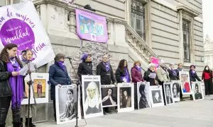 Concentración de la plataforma "Revuelta de mujeres en la iglesia" ante la catedral de La Almudena, de Madrid, bajo el lema "Caminamos juntas por la igualdad y la solidaridad en la Iglesia" . EFE/Víctor Lerena