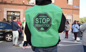 Un activista de STOP Desahucios acude a una protesta el desalojo de una familia de su vivienda, en Madrid. E.P./Gustavo Valiente