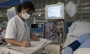 Una sanitaria atiende a un paciente en el Hospital Clinic de Barcelona.