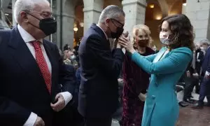 El expresidente de la Comunidad de Madrid, Joaquín Leguina; el exalcalde de Madrid, Alberto Ruiz-Gallardón que saluda a la presidenta de la Comunidad de Madrid, Isabel Díaz Ayuso y la expresidenta de la Comunidad de Madrid, Esperanza Aguirre, en los acto