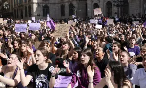 8-3-2023 Milers de feministes a la plaça Sant Jaume de Barcelona