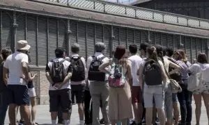 Un grupo de turistas en la icónica plaça Sant Felip Neri de Barcelona.