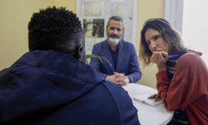 Basir, el joven sudanés (en la imagen de espaldas), que pidió asilo hace casi tres meses en la Embajada de España en Rabat, junto a su abogado Arsenio Cores (c), y la delegada de la Agencia EFE en Marruecos María Traspederne (d), durante la entrevista con