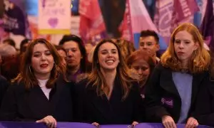 La ministra de Igualdad, Irene Montero, junto Ángela Rodríguez y Lilith Vestrynge asisten a la manifestación organizada por la Comisión 8M con motivo del Día de la Mujer, este miércoles en Madrid.