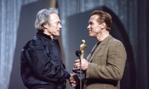 Arnold Schwarzenegger y Clint Eastwood en la gala de los Premios Oscar de 1995.