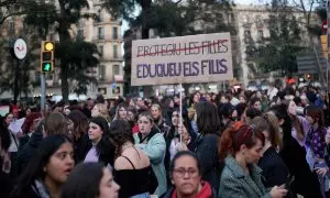 Miles de personas protestan con carteles durante la manifestación por el 8M, Día Internacional de la Mujer, a 8 de marzo de marzo de 2023, en Barcelona.