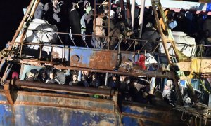 Llega a las costas italianas (Crotone) el barco rescatado con 500 migrantes a bordo.