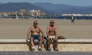 Dos hombres toman el sol en la playa de La Malvarrosa, a 10 de marzo de 2023, en València, País Valencià(España).