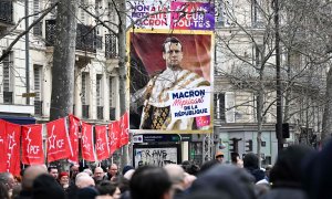 12/03/2023. Manifestantes en París protestan contra el Gobierno de Macron, a 11 de marzo de 2023.
