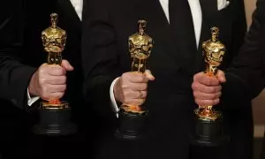 Los productores de 'Pinocho, de Guillermo del Toro', posan con las estatuillas de sus Premios Oscar.  REUTERS/Mike Blake
