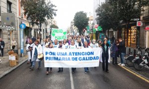 Un grupo de médicos y pediatras de Atención Primaria sostienen una pancarta durante una manifestación de médicos y pediatras de Atención Primaria por el centro de Madrid, a 8 de marzo de 2023, en Madrid
