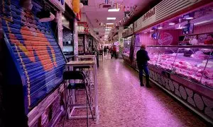 La gente hace la compra en el Mercado de los Mostenses, Madrid.