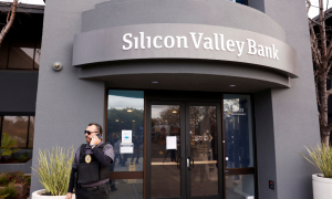 Un guardia de seguridad frente a la entrada de la sede del Silicon Valley Bank en Santa Clara, California, EEUU, 13 de marzo de 2023
