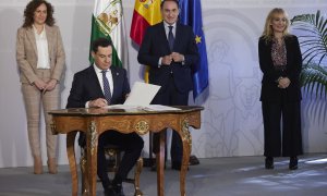El presidente de la Junta de Andalucía, Juanma Moreno, durante la firma del Pacto Social y Económico por el Impulso de Andalucía en el Palacio de San Telmo, a 13 de marzo de 2023.