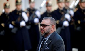 El rey de Marruecos, Mohammed VI a su llegada a una comida en París a 22 de febrero e 2023