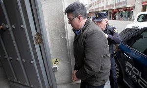 José Luis Abet entrando en la Audiencia Provincial de Pontevedra durante la sexta jornada de su juicio por triple asesinato