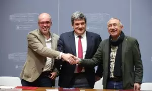 El secretario general de CCOO, Unai Sordo; el ministro de Inclusión, Seguridad Social y Migraciones, José Luis Escrivá, y el secretario general de UGT, Pepe Álvarez, en Madrid, a 15 de marzo de 2023.