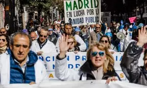 Médicos y pediatras de Atención Primaria y Urgencias Extrahospitalarias con bata blanca sujetan pancartas durante una manifestación para reclamar mejoras en el primer nivel asistencial, a 15 de marzo de 2023, en Madrid (España).