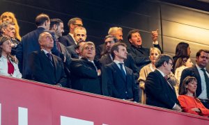 Los presidentes del Athletic Club, Jon Uriarte y del FC Barcelona, Joan Laporta, antes del inicio del encuentro correspondiente a la jornada 25 de primera división, en Bilbao.