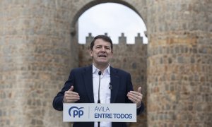 El presidente de la Junta de Castilla y León, Alfonso Fernández Mañueco, interviene durante un acto de muestra de apoyo a la candidata del PP a la alcaldía de Ávila, Alicia García, en la plaza de Santa Teresa, a 6 de marzo de 2023, en Ávila, Castilla y Le