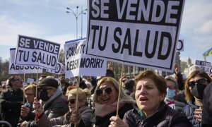 Miles de personas se manifiestan contra el desmantelamiento de la Sanidad Pública, en la protesta bajo el lema 'Madrid se levanta y exige una Sanidad pública', en la Plaza de Cibeles, a 12 de febrero de 2023, en Madrid (España).