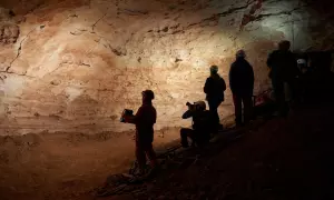 17-3-2023 Un grup d'espeleòlegs contemplant el conjunt descobert en una cova de La Febró (Baix Camp)