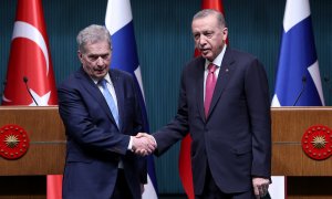 El presidente turco, Recep Tayyip Erdogan (derecha), le da la mano al presidente finlandés, Sauli Niinisto (izquierda), después de una conferencia de prensa conjunta celebrada en Ankara, el 17 de marzo de 2023.