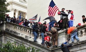 Seguidores del expresidente de Estados Unidos Donald Trump, durante el asalto a Capitolio, en Washington, el 6 de enero de 2021.