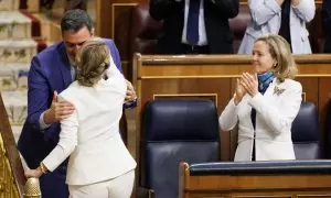 La vicepresidenta segunda del Gobierno, Yolanda Díaz, saluda al presidente del Gobierno, Pedro Sánchez, tras la intervención de la primera en la moción de censura.