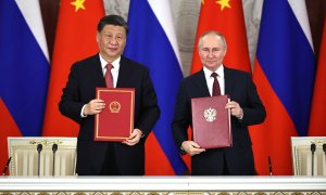 El presidente ruso, Vladimir Putin, y el presidente chino, Xi Jinping, posan para una foto durante una ceremonia de firma después de su reunión en el Kremlin.