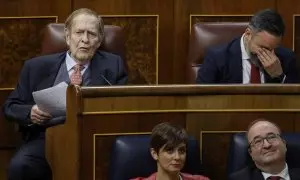 22/03/2023.- El profesor Ramón Tamames, sentado junto al líder de Vox, Santiago Abascal, interviene durante la segunda y última jornada del debate de la moción de censura que impulsa Vox. EFE/Chema Moya