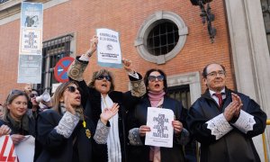 Letrados de la Administración de Justicia (LAJ) con pancartas durante una manifestación desde Callao a San Bernardo 45, a 9 de marzo de 2023, en Madrid