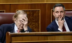 22/03/2023.- El profesor Ramón Tamames (i) y el líder de Vox, Santiago Abascal (c), durante la segunda y última jornada del debate de la moción de censura que impulsa Vox, con Ramón Tamames de candidato, contra el Gobierno del socialista Pedro Sánchez, es