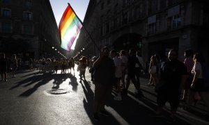 Una bandera LGTBIQ en una manifestación. Imagen de archivo.