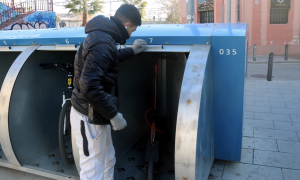 23-3-2023 Un usuari guardant el seu patinet elèctric al Bicibox