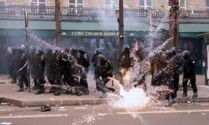 Fuegos artificiales impactan contra las fuerzas de seguridad en la manifestación contra la reforma de las pensiones en París, a 23 de marzo de 2023.