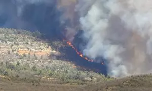Vista del incendio declarado en la localidad castellonense de Villanueva de Viver, desde el municipio turolense de San Agustin, a 23 de marzo de 2023.