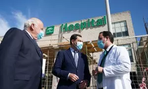 El presidente de la Junta de Andalucía, Juan Manuel Moreno Bonilla, en una imagen de octubre de 2020, durante su visita a las obras del Hospital Universitario Juan Ramon Jiménez de Huelva, con el  consejero de Salud, Jesús Aguirre, y el director-gerente d