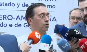 Albares pregunta a Feijóo si con sus palabras pretende que España "deje vacía su silla" y "deje solo al rey"