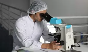 Trabajador analizando una muestra en un laboratorio
