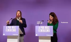 27/03/2023.- Los portavoces de Podemos, Isa Serra y Pablo Fernández, durante la rueda de prensa ofrecida este lunes en la sede de la formación, en Madrid. EFE/ Zipi
