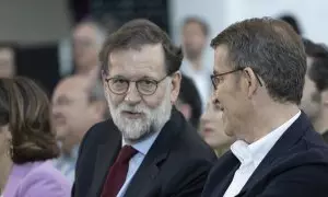 El expresidente del Gobierno Mariano Rajoy (i) y el presidente del Partido Popular, Alberto Núñez Feijóo (d), conversan durante la clausura de la 26 Intermunicipal del Partido Popular (PP), a 5 de febrero de 2023, en Valencia