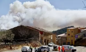 La Guardia Civil y miembros de emergencias en la entrada a Villanueva de Viver (Castelló), durante el incendio que ha calcinado cerca de 4000 hectáreas, a 27 de marzo de 2023.